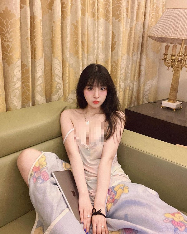 Là một giáo viên tiếng Anh, Chloe Cheng luôn cố gắng xây dựng bài giảng thú vị, dễ hiểu song lượng học viên của cô khá khiêm tốn. Để cải thiện, Chloe quyết định tiếp cận học viên bằng cách livestream trên nền tảng Twitch, giao lưu trực tiếp với người hâm mộ bằng tiếng Anh.