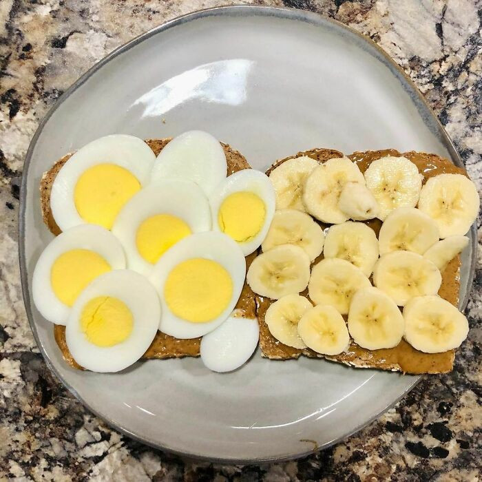 Bánh kẹp nhân trứng luộc và chuối.
