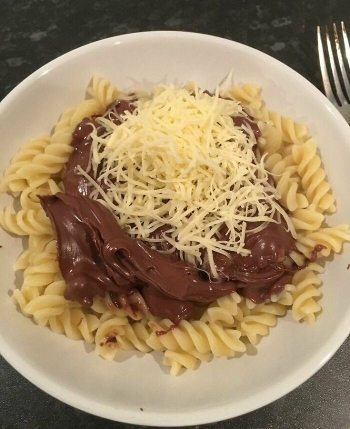 Mỳ trộn nutella.