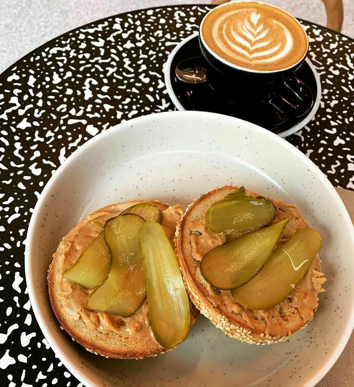 Burger nhân nutella và dưa chuột muối.