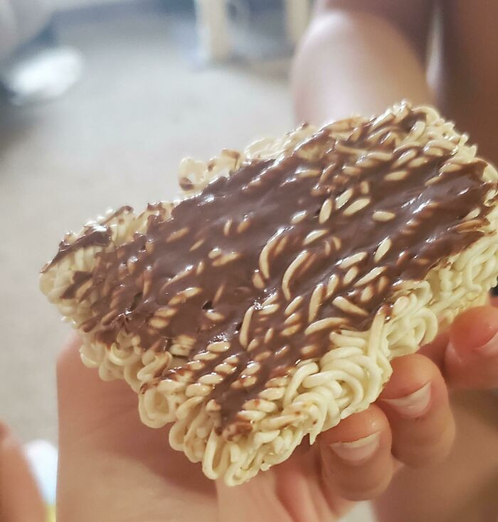Mỳ sốt nutella.