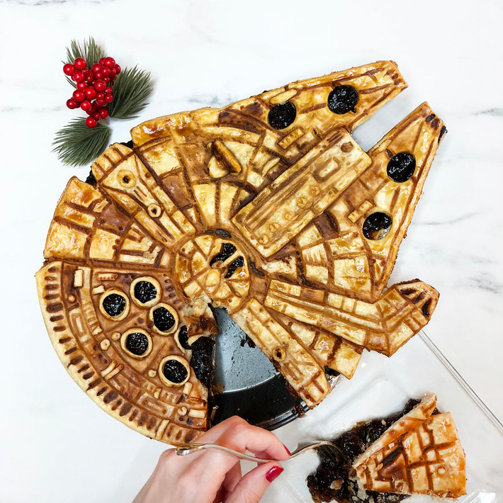 Chiếc bánh nướng được cắt ra.