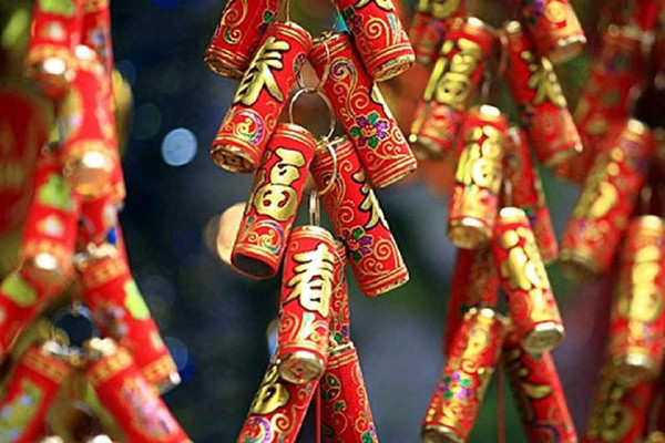 Thu dọn các vật liệu dễ cháy nổ xung quanh khu vực đốt pháo hoa nhằm đề phòng sự cố. Tuyệt đối không ném pháo, đốt pháo gần bể phốt, nắp cống, cây xăng hoặc những nơi dễ cháy nổ.