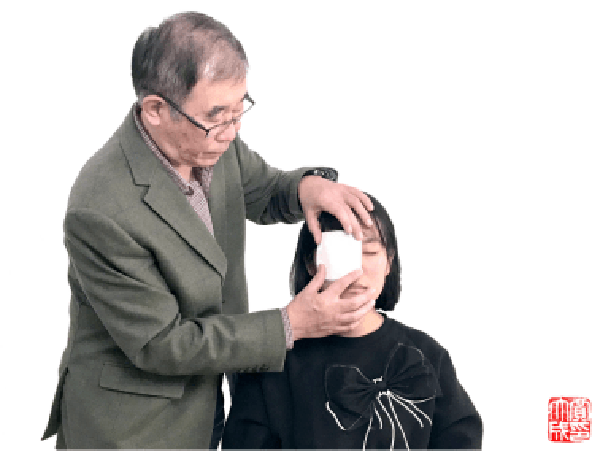Đầu tiên, người sơ cứu mắt tại chỗ cho bệnh nhân tiến hành che mắt bị thương bằng băng vô trùng.