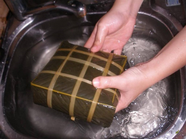 Khi bánh đạt độ chín, lấy bánh ra đợi nguội bớt, cho bánh vào một chậu nước sạch và rửa cho hết lớp mỡ, nhớt bám dính bên ngoài. Cách này vừa giúp bánh có vẻ ngoài bắt mắt, vừa giúp bánh không bị ôi thiu, nhất là khi thời tiết nắng nóng.
