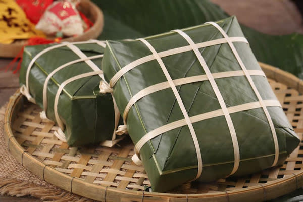 Không nên cất bánh vào tủ kín. Thay vào đó, chị em nên treo bánh ở vị trí khô ráo, không bụi bặm. Bằng cách này, bạn có thể bảo quản bánh từ 7-10 ngày không gây hại sức khỏe.
