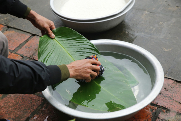 Muốn bánh chưng để được lâu, người làm cần tỉ mỉ từng khâu chuẩn bị lá cho đến khâu bảo quản. Cụ thể, ngay từ khâu gói bánh, bạn nên rửa lá thật kỹ, để ráo nước. Tiếp đó, chần hoặc luộc lá qua với nước nóng nhằm loại bỏ vi khuẩn.