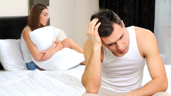 Giảm ham muốn. Ngoài ảnh hưởng chức năng sinh sản, nam giới lâu ngày không quan hệ còn có thể suy giảm ham muốn, thậm chí đối diện hiện tượng lãnh cảm. Thực vậy, nhiều trường hợp cho biết “nhịn” lâu khiến họ không còn ham muốn làm chuyện ấy. Ngay cả khi quan hệ, họ cũng khó lên đỉnh hơn do nội tiết tố testosterone suy giảm.