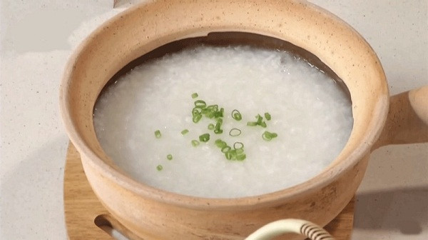 Cháo, súp. Nhiều người nghĩ cháo và súp dạng lỏng, dễ ăn, dễ tiêu nên thường xuyên chế biến làm món bồi bổ cho người già, trẻ nhỏ. Vậy nhưng ngày nào cũng ăn cháo không có lợi cho sức khỏe. (Ảnh minh họa)