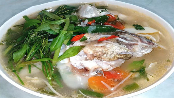 Cá mè. Cá mè không được chào đón trong mâm cỗ ngày Tết bởi thịt của chúng không ngon, mùi tanh nồng. Nhiều nơi quan niệm, ăn cá mè năm mới sẽ gặp điều gian nan, vất vả không phất lên nổi.