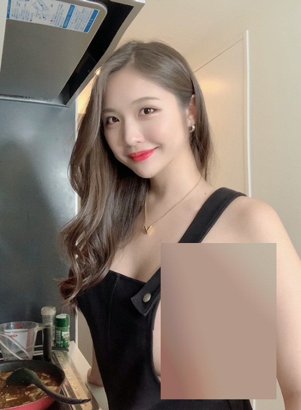 Ngoài bikini, trang phục cắt xẻ, mặc tạp dề không nội y đang được nhiều cô gái không ngại thử sức. Sử dụng phụ kiện vốn dành riêng cho việc nấu nướng, mục đích của họ là khoe đường cong cơ thể hơn là cho ra lò những món ăn ngon. (Ảnh minh họa)