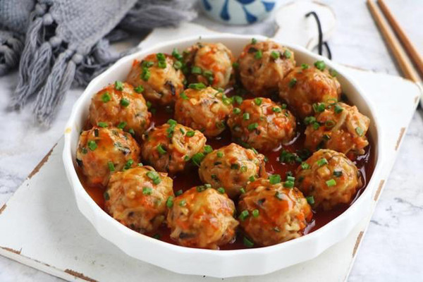 Ngay cả thịt viên, cá viên làm từ thịt đảm bảo bạn cũng nên cân nhắc. Hầu hết thịt viên thường có hàm lượng thịt rất thấp. Về cơ bản chúng được làm từ bột mì, hương liệu và nhiều phụ gia thực phẩm. Bỏ số tiền không nhỏ ra để mua món đồ giá trị dinh dưỡng thấp thực sự không nên.