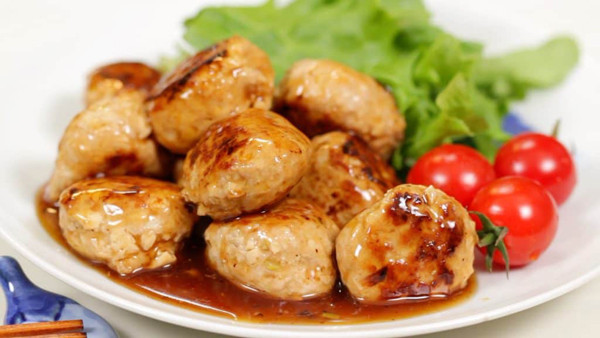 Thịt viên. Thịt viên, cá viên đông lạnh rất được chuộng dùng cho nồi lẩu ngày Tết. Khi ăn, chúng có vị đậm đà, dai dai rất kích thích. Tuy nhiên, thịt, cá viên lại là một trong những thực phẩm nên tránh xa ngày Tết.