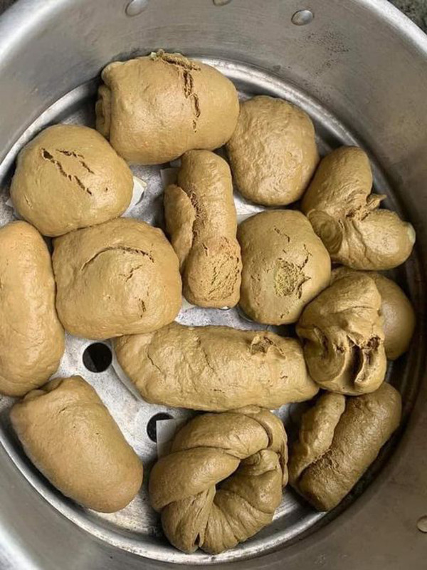 Nhiệt độ giảm sâu, những mẻ bánh liên tục được ra lò để đổi món, giúp ấm bụng. Vậy nhưng, nhìn vào thành phẩm như thế này không biết liệu có người đủ “mạnh mẽ” để thưởng thức.