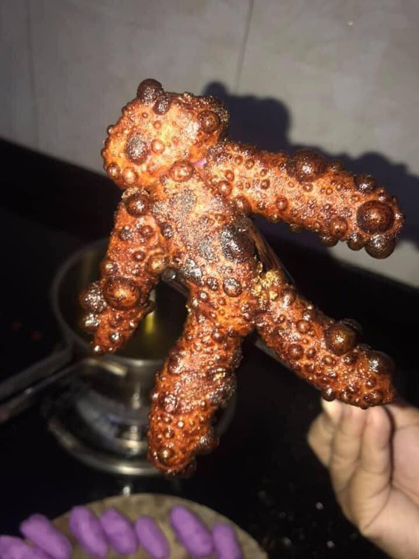 Kỳ công tạo hình người cho chiếc bánh khoai môn. Không ngờ thành phẩm lại có tính chất... dọa người như thế này.