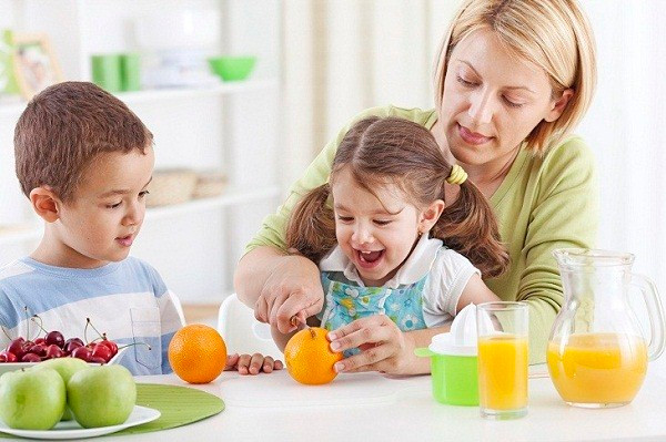 Ngoài ra, bố mẹ chú ý bổ sung rau quả tươi chứa nhiều vitamin cho trẻ. Không chỉ giảm thiểu tình trạng nứt nẻ, dưỡng chất trong thực phẩm còn giúp tăng cường sức đề kháng, giúp trẻ tránh được một số bệnh vặt.