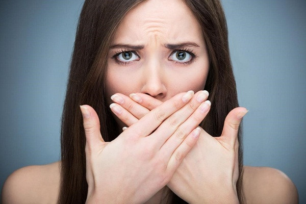 Hôi miệng: Hôi miệng thường xảy ra khi thức dậy buổi sáng. Tình trạng này sẽ được cải thiện sau khi vệ sinh sạch sẽ. Vậy nhưng, hôi miệng do gan kém là do mùi tạo ra từ quá trình phân hủy methionine trong cơ thể. Khi gan bị tổn thương, các chất gây mùi không được chuyển hóa, từ đó đào thải ra ngoài qua đường hô hấp.