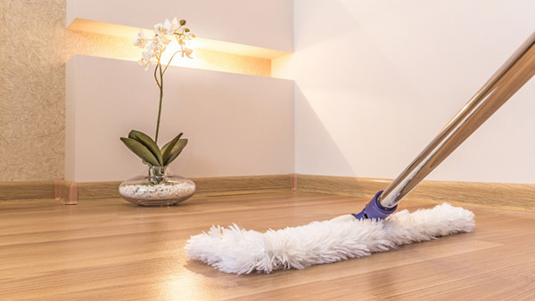 Làm sạch kỹ lưỡng. Niềm vui của năm mới sẽ không trọn vẹn nếu như những bừa bộn của năm cũ vẫn còn vương vấn. Vì vậy, dọn dẹp nhà cửa, sắp xếp lại đồ đạc, loại bỏ mạng nhện hay những mùi ẩm mốc là việc làm vô cùng cần thiết.