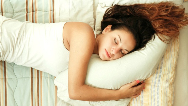Chuyên gia sức khỏe cho biết, nhiệt độ cao sẽ làm gián đoạn giấc ngủ chuyển động mắt nhanh (REM), khiến bạn ngủ đủ nhưng vẫn luôn cảm thấy mệt mỏi.