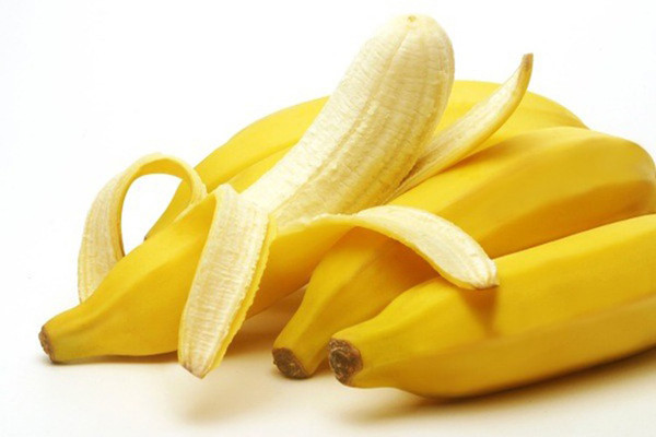 Các chất chống oxy hóa và vitamin C trong vỏ chuối cũng làm giảm sự xuất hiện của nếp nhăn, giảm đáng kể kích ứng da như sưng, đỏ và sẹo. Khi thực hiện, bạn chà vỏ chuối lên da và để trong 30 phút rồi rửa sạch mặt, dưỡng ẩm.