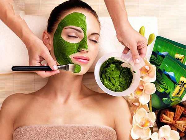 Để làm đẹp da cấp tốc, chị em có thể dùng túi trà, bột trà xanh để đắp mặt nạ. Các chất chống viêm, kháng khuẩn và chống oxy hóa trong trà sẽ mang lại hiệu quả làm đẹp tuyệt vời.