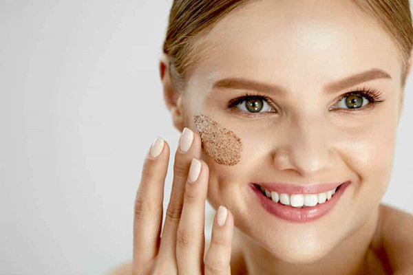 Đặc biệt, kết hợp cà phê với mật ong, dầu dừa hoặc sữa sẽ mang lại hiệu quả làm đẹp tối đa. Không cần chi số tiền lớn, bạn có thể dễ dàng làm sạch da, giảm mụn và vết thâm, giúp da mặt trở nên mịn màng không tì vết.