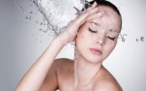 Tắm nước lạnh. Tưởng như khó hiểu nhưng tắm nước lạnh sẽ kích thích lưu thông máu và tăng cường oxy hóa đến các tế bào, làm cho vòng 3 của bạn thêm săn chắc. Vì vậy, hạn chế tắm bằng nước nóng cho vùng da này. Ảnh: fix