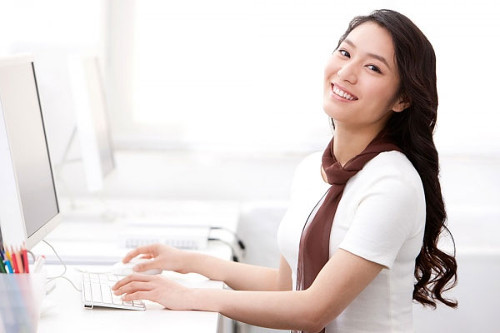 Giữ thông thoáng cho vòng 3. Với những bạn phải thường xuyên ngồi làm việc 8 tiếng/ngày thì không nên mặc những chiếc quần quá chật. Điều này khiến vòng 3 của bị “ngộp thở”, ngứa ngáy và nổi mụn. Nên chọn trang phục có chất liệu thoáng mát, tránh mặc quần lót quá chật để hạn chế gây tổn thương da. Ảnh: meovatgiadinh