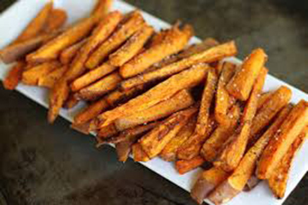 Carotenoid có trong các loại rau củ màu đỏ, cam như cà rốt, khoai lang. Bạn có thể nướng cà rốt bằng cách cắt đôi dọc củ, xoa dầu oliu, muối, tiêu, nướng trên nhiệt độ thấp chừng 20 phút.