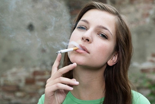 Thuốc lá cũng làm thay đổi nồng độ nội tiết estrogen trong cơ thể. Sự thay đổi này gây cản trở sự rụng trứng và làm xáo trộn chu kỳ kinh nguyệt. Do đó, phụ nữ hút thuốc thường hay bị tắt kinh nhiều hơn so với người không hút thuốc. Ảnh: ungbuouvietnam
