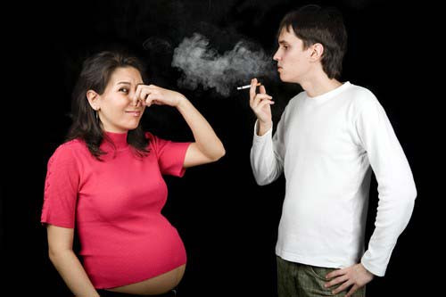 Làm mất cân bằng lượng máu vùng kín. Chất kích thích nicotin trong thuốc lá có thể làm cho lượng oxy trong máu giảm, dẫn đến lượng máu cung cấp cho "vùng kín" cũng bị giảm mức oxy cần thiết. Từ đó dễ làm cho mất cân bằng bên trong "vùng kín". Ảnh: bacsi