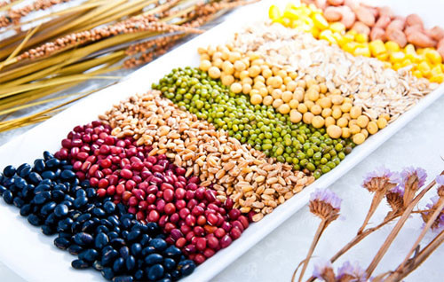 Ngũ cốc nguyên hạt. Theo Trung tâm y tế Đại học Maryland (Mỹ), vitamin B trong ngũ cốc nguyên hạt làm giảm các triệu chứng của ung thư phổi. Do đó, bệnh nhân mắc bệnh này nên ăn các loại ngũ cốc như: gạo, lúa mạch, kê, ngô, yến mạch…Ảnh: myphamthaolinh