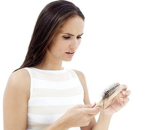 Nổi ban và rụng tóc. Xuất hiện các nốt ban đỏ trên da hoặc rụng tóc nhiều là dấu hiệu rõ rệt của việc thiếu vitamin B7, A, D, E, và K. Ăn trứng sống là nguyên nhân dễ gây ra tình trạng trên vì một protein trong trứng sống được gọi là avidin ức chế khả năng hấp thụ biotin của cơ thể.