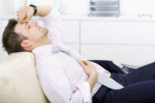 Mệt mỏi. Nếu ngủ đủ giấc, cơ thể vẫn hoạt động bình thường mà có cảm giác mệt mỏi, có nghĩa cơ thể bạn bị thiếu vitamin B12. Việc thiếu hụt vitamin B12 làm giảm chức năng hoạt động của não. Triệu chứng này thường xuất hiện nhiều ở những người ít ăn protein động vật. Nên bổ sung nhiều sữa, sản phẩm từ sữa và thực phẩm giàu vitamin B12 như cá, ngao, sò, hàu, thịt lợn, gà, bò…