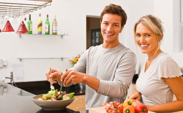 Trọng tâm của thực đơn này là nhẹ về thịt, nặng về rau trái nhưng không nhẹ về chất béo. Tuy nhiên chất béo được sử dụng thường xuyên là dầu của quả olive. Đây là điểm khác biệt giữa chế độ Địa Trung Hải với chế độ ăn uống được khuyến khích ở phương Tây, trong đó các chất béo, kể cả dầu ô liu, đều được khuyên là nên hạn chế tối đa.
