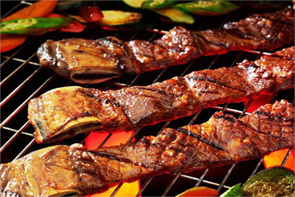 Sườn bò. Một nửa cân sườn bò nướng là đã đủ lượng vitamin B3 cho một ngày. Bạn cũng có thể dùng thịt bò thăn chứa 1/3 nhu cầu B3 mỗi phần.