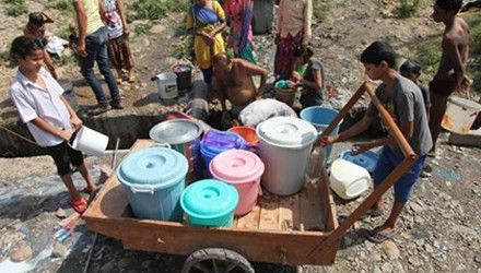 Ở Ấn Độ vừa qua, nắng nóng hoành hành khắp vùng Telangana và Andhra Pradesh kể từ giữa tháng 4 khiến cho hơn 1000 người chết vì nắng nóng. Có những hôm, nhiệt độ ở đây lên đến 47 độ C khiến do dân chúng không thể làm gì để dễ chịu hơn.