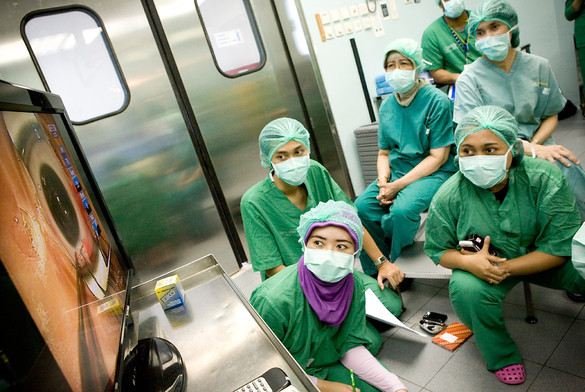 Các bác sĩ theo dõi quá trình phẫu thuật qua hệ thống camera truyền hình trực tiếp.