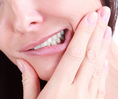 Chảy máu chân răng. Ngoài nguyên nhân từ bệnh viêm nướu, căng thẳng cũng có thể dẫn tới chảy máu chân răng. Để cải thiện tình trạng này, bạn nên bổ sung thêm thực phẩm chứa nhiều vitamin C như các loại trái cây họ cam quýt, rau cải xanh, măng tây v.v...