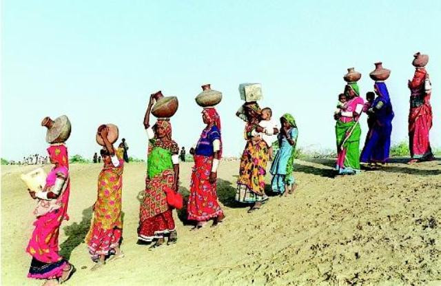 Thiệt thòi của người vợ nước là khi họ già đi, năng suất công việc giảm thì họ cũng không được coi trọng. Đàn ông sẽ lấy một người vợ nước trẻ hơn để cô ấy có thể lấy được nước nhiều hơn.