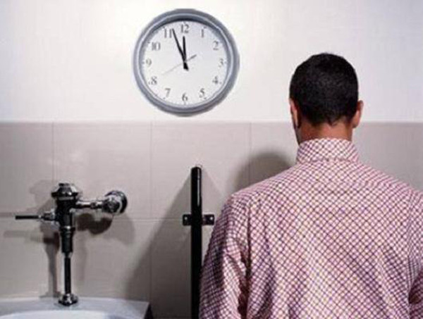 Khi có nhiều đường di chuyển từ trong máu vào ống dẫn tiểu, chúng sẽ kéo nước trong cơ thể di chuyển cùng và làm tăng thể tích nước tiểu. Đây là lý do khiến người tiểu đường bị đi tiểu nhiều và thường xuyên khát nước hơn so với bình thường. (Ảnh minh họa)