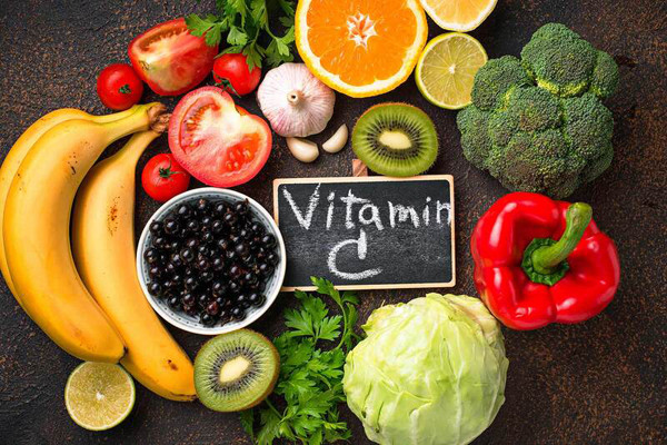 Tiêu thụ quá nhiều vitamin C không mang tới tác dụng phụ khủng khiếp. Vậy nhưng, lượng vitamin C dư thừa sẽ sớm được đào thải ra ngoài theo đường nước tiểu. Điều này đồng nghĩa với việc bạn đang phí tiền vô ích. (Ảnh minh họa)