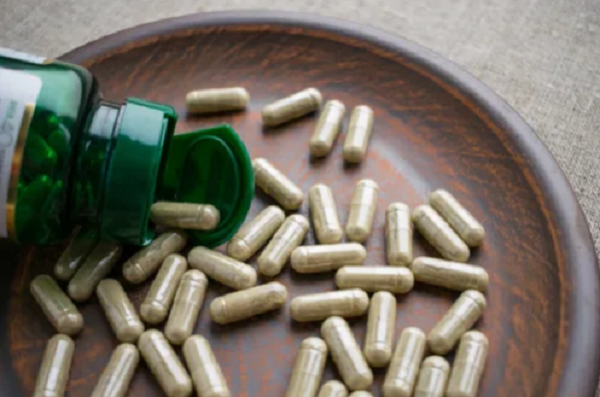Biotin cho tóc, da và móng. Trong khi nhiều người dùng biotin với hi vọng giúp làm đẹp da, tóc và móng thì Spencer cho rằng nó thực sự là “trò lừa”. (Ảnh: Shutterstock)