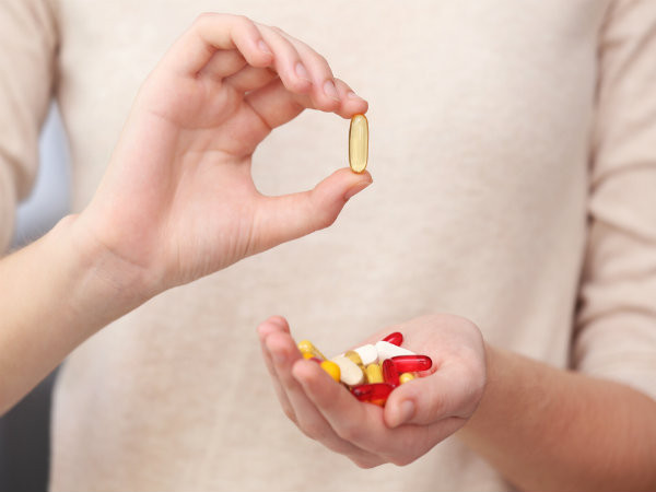 Cơ quan Quản lý Thực phẩm và Dược phẩm Hoa Kỳ (FDA) quy định chất bổ sung là một dạng thực phẩm, không phải thuốc. Thực phẩm chức năng không bị giám sát chặt chẽ giống như thuốc. Điều này đôi khi khiến lợi ích và tác dụng phụ của chúng không được thử nghiệm nghiêm ngặt. Ảnh: Boldsky.