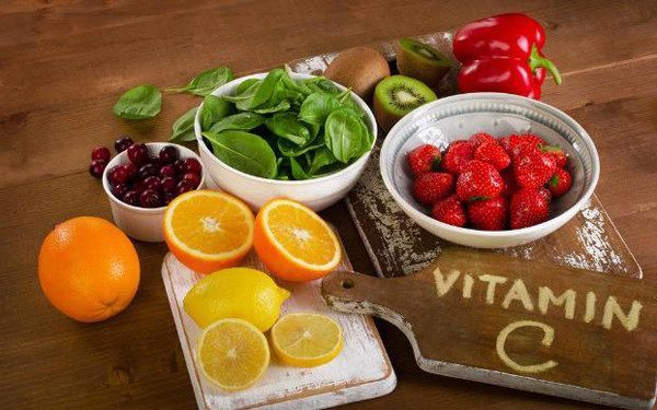 Thay vì bổ sung vitamin C liều cao, bạn nên ăn các loại thực phẩm giàu vitamin C như ớt vàng, ớt đỏ, cam, cải xoăn, dâu tây... (Ảnh minh họa)