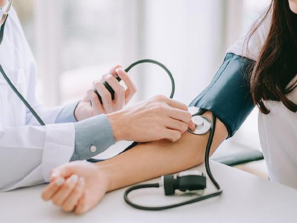 Người dùng thuốc điều trị huyết áp cao. Mắc chứng huyết áp cao, người bệnh cần dùng thuốc mỗi ngày để kiểm soát huyết áp. Thời điểm dùng thuốc, tốt nhất không nên ăn bưởi. Nguyên nhân bởi một số thành phần trong bưởi sẽ làm giảm hiệu quả của thuốc. (Ảnh: Shutterstock)