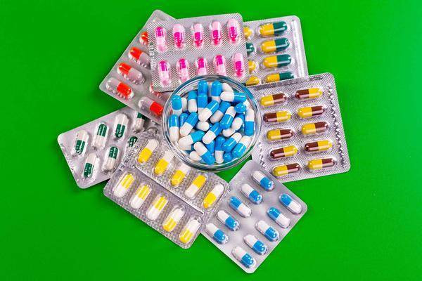 Người sử dụng thuốc tránh thai. Chuyên gia sức khỏe khuyên không nên ăn bưởi ngay sau khi uống thuốc tránh thai. Thành phần furanocumarin trong bưởi gây cản trở nghiêm trọng đến cytochrom P450. Chất này ảnh hưởng đến tốc độ trao đổi chất và hiệu quả của thuốc tránh thai trong cơ thể, giảm hoặc vô hiệu hóa tác dụng của thuốc. (Ảnh: Sohu)