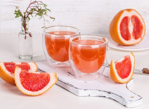 Điều đáng mừng là các loại trái cây có múi như cam, quýt không chứa hoặc chứa hàm lượng furanocoumarin cực thấp. Những người thuộc nhóm trên nếu thực sự muốn có thể ăn chọn cam quýt để thưởng thức. (Ảnh: Shutterstock)