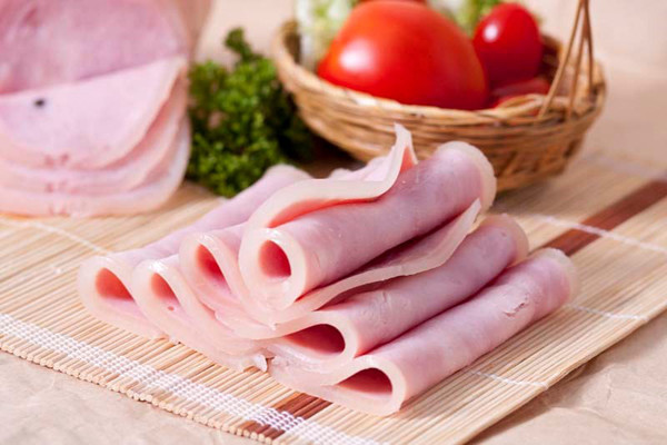 Hơn nữa hàm lượng chất béo của thịt xông khói rất cao. Ước tính chiếm từ 30 – 40%, thậm chí có thể đạt khoảng 70%. Đáng lưu ý, chất béo trong thịt xông khói chủ yếu là chất béo bão hòa. Ăn lượng lớn chúng dễ dẫn đến tình trạng tăng lipid máu cùng các bệnh về tim mạch.