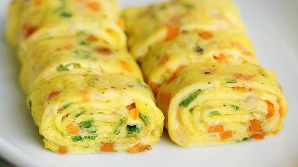 Cụ thể, trứng chứa nhiều protein và axit amin. Khả năng hấp thụ trứng khi đi vào cơ thể đạt tới 98%. Thế nhưng, trứng cũng chứa lượng cholesterol khá cao nên bạn tránh ăn quá 3-4 lần/tuần.